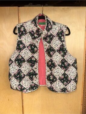 CLARE V. Reversible Quilted Floral Patchwork Vest - Pink & Green